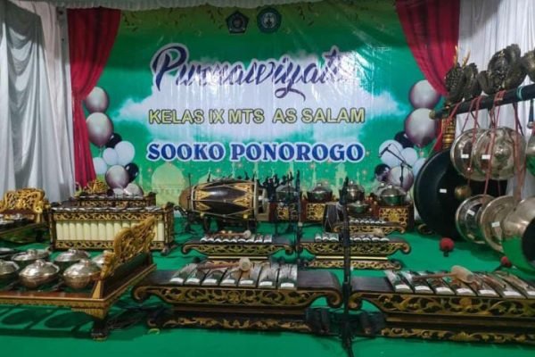 Bertemakan Angleluri Budoyo Jawi, MTs As Salam Sooko Adakan Purna Wiyata Spektakuler