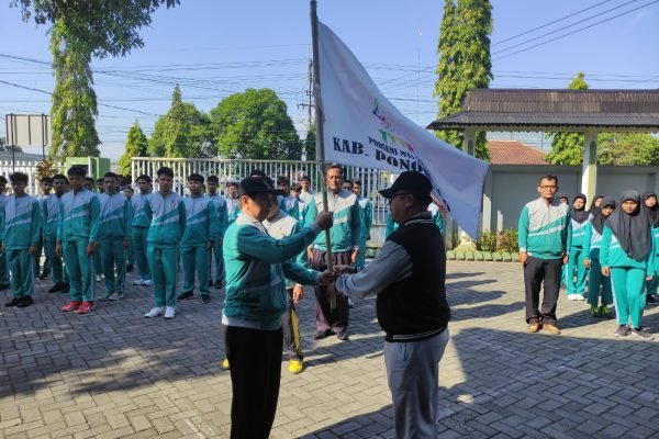 Kepala Kankemenag Ponorogo lepas kontingen Porseni MTs tingkat Propinsi Jawa Timur.