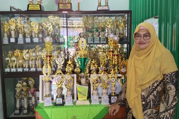 MI Ma’arif Syuhada Mewisuda 16 Orang Siswa Kelas VI sekaligus Sebagai Imam Tahlil