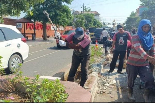 Dinilai Bikin Jalan Sempit dan Ganggu Kelancaran Lalu Lintas, Median Jalan di Ponorogo Dibongkar