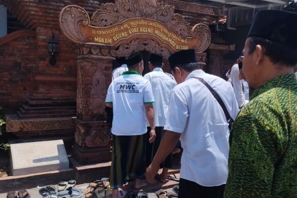 Pengurus MWC dan PR NU se-Kecamatan Bungkal Ziarah ke Muasis NU Ponorogo
