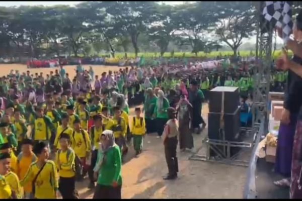 13000 Siswa Ma’arif Ikuti Jalan Sehat Sarungan LP. Ma’arif Ponorogo Dalam Rangka HSN 2023