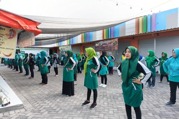 PAC Muslimat Mlarak Adakan Senam Bersama Dalam Rangka Launching Bintang Swalayan Mlarak