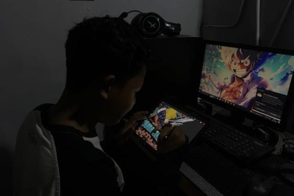 Wow….Mahasiswa INSURI Ponorogo Berpenghasilan Jutaan Rupiah per Bulan Dari Jualan Design Digital di Medsos