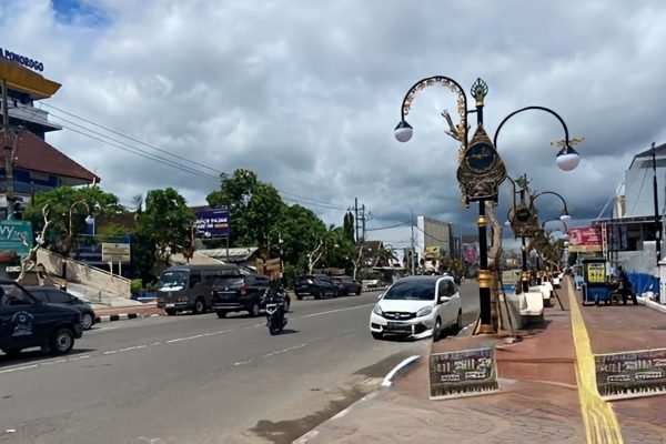 Persiapkan Uji Coba Jalur Searah Segi 8 Emas, DLH Bongkar Median Jalan Hari Ini