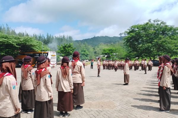 MTs. Ma’arif Balong Ponorogo Gelar Wide Game di Pantai Gemah