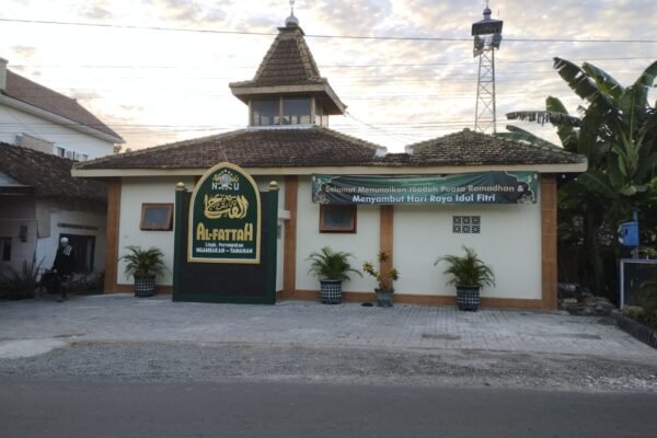 Masjid Al Fattah Lingkungan Perempatan Ngambakan Ponorogo Distribusikan 290 Paket Daging Kurban