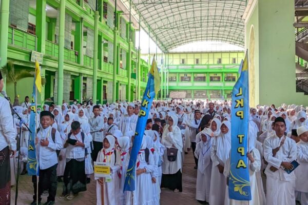 Edukasi Haji, Al Islam Joresan Berkolaborasi dengan LKPTPA Ponorogo Ajak 3.000 Santri Cilik Latihan Manasik