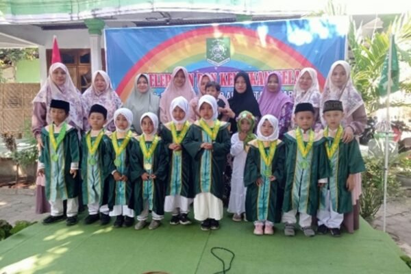 Belasan Siswa TK Muslimat NU Al-Muttaqin Mlarak Ponorogo Dilepas dan Naik Kelas