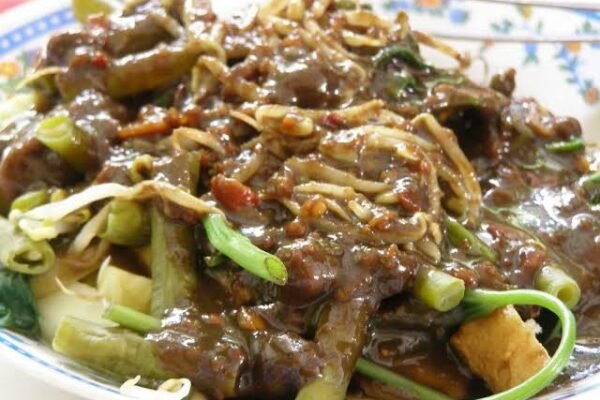 Rujak Petis Ponorogo, Perpaduan Pedas dan Gurih yang Menggoda Selera