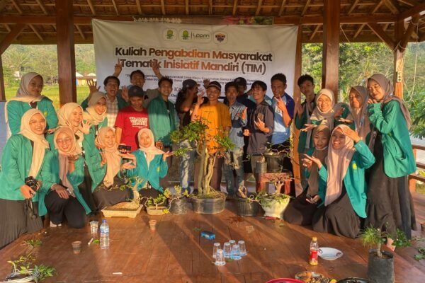 Pemberdayaan Aset Klepu, Mahasiswa KKN IAIN Ponorogo Selenggarakan Pelatihan Bonsai