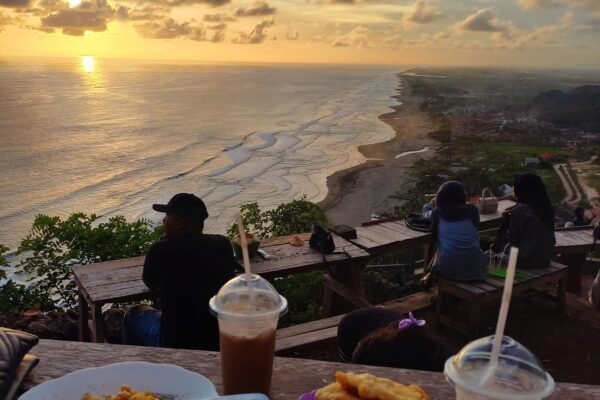 Menikmati Sunset di Bukit Shoka, Suguhkan Kecantikan Luar Biasa
