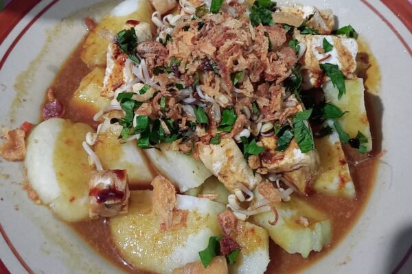 Lontong Tahu Kecap, Kuliner yang Tak Lekang Waktu