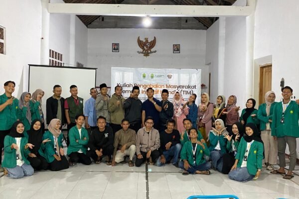 KPMT 115 IAIN Ponorogo: Pelatihan Desain Grafis untuk Tingkatkan Mutu UMKM Desa Klepu