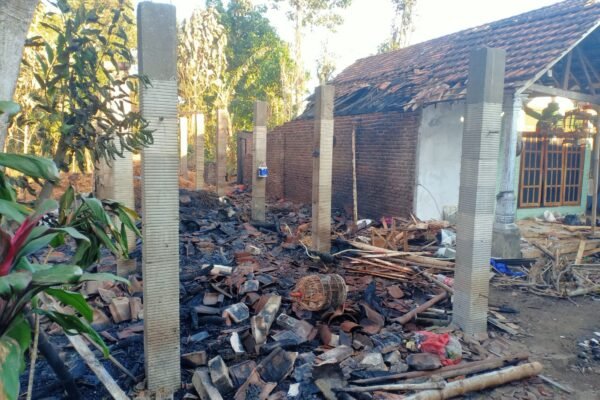 Lagi…Musibah Kebakaran Rumah Serang Ponorogo…Kali Ini Menimpa Rumah Meselan di Mlarak…Harap Waspada