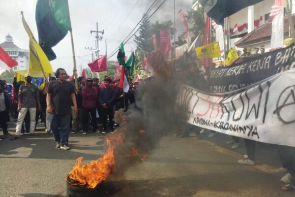 Aliansi Mahasiswa Ponorogo Unjuk Rasa di Depan DPRD, Tuntut Kawal Putusan MK