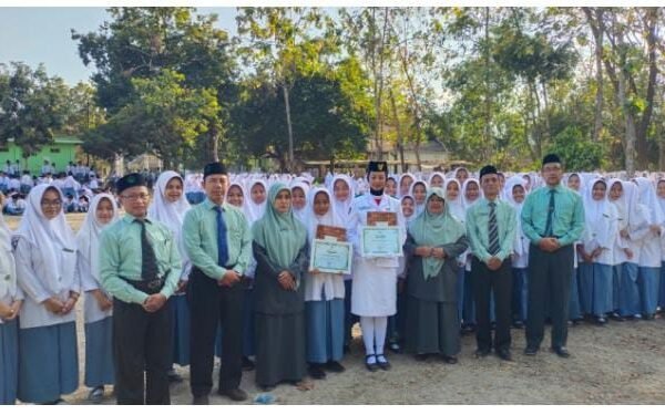 Apresiasi Siswa Berprestasi, MA Al Islam Joresan Ponorogo Beri Beasiswa Prestasi saat Apel Mingguan