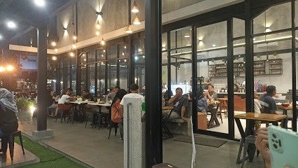 Eksplorasi Kopi dan Kenyamanan di Cafe Red Go Ponorogo