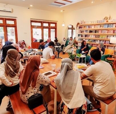 Hilangkan Dahaga Ilmu dan Rasa Lapar di Haru Book Cafe