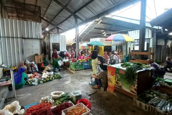 Berburu Belanjaan di Pasar Tradisional Masih Jadi Pilihan Banyak Orang