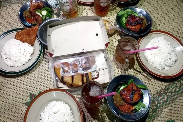 Rekomendasi Kuliner Dekat UIN Suka Jogja, Lesehan Lestari yang Selalu Ramai Pengunjung