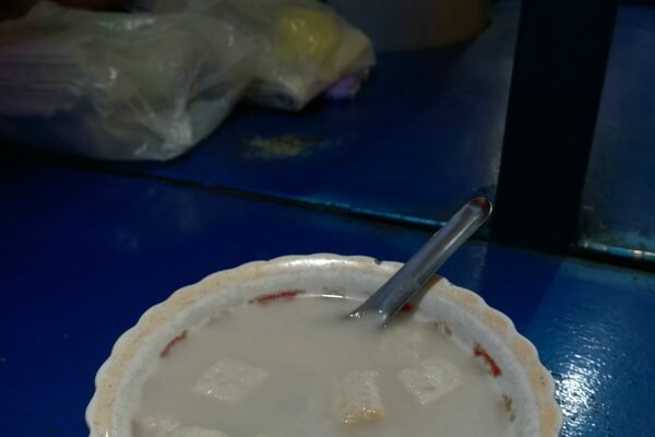 Menikmati Udara Dingin Berpadu dengan Semangkuk Wedang Cemue