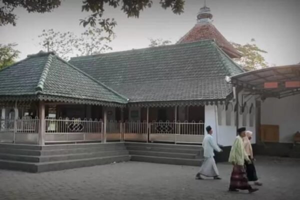 Makam Kyai Ishaq Coper Ponorogo, Rekomendasi Destinasi Wisata Religi yang Unik