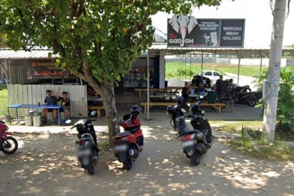 Di Utara kampus 2 IAIN Ponorogo, terdapat sebuah warung yang bernama WTS (Warung Tengah Sawah)