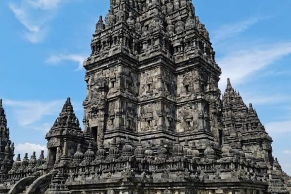 Pesona Candi Prambanan Tak Pernah Luntur, Mulai Keindahan Arsitektur hingga Tempat Wisata yang Selalu Memikat Banyak Pengunjung
