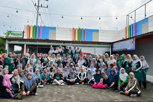 Peringati HSN 2024, PAC Muslimat Mlarak Adakan Senam Sehat Ceria di Depan Bintang Swalayan