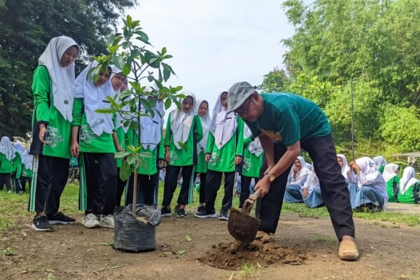 Kepedulian Lingkungan Madrasah, Siswa Al Islam Joresan Tanam Sejuta Pohon di sekitar Madrasah