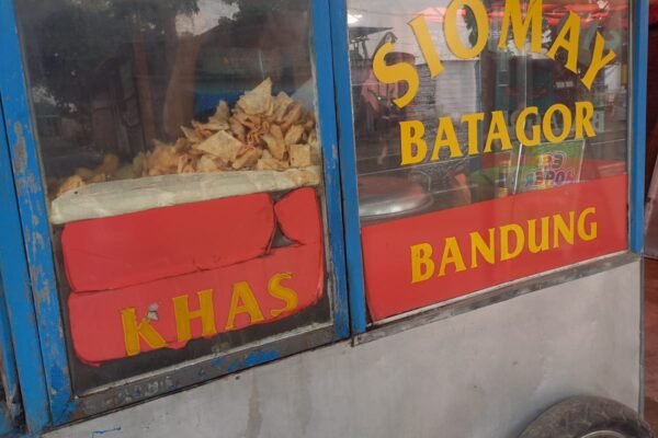 Kuliner Hemat dan Nikmat: Batagor dan Siomay Bandung Favorit Mahasiswa IAIN Ponorogo