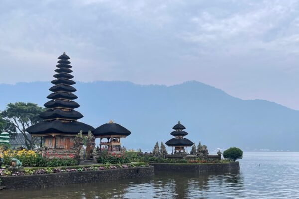 Keindahan Pura Ulun Danu: Pesona Ikonik Bali di Tengah Danau Beratan