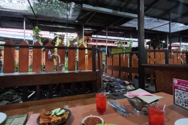 Rumah Makan Apung Citra Alam: Surganya Wisata Kuliner dan Relaksasi
