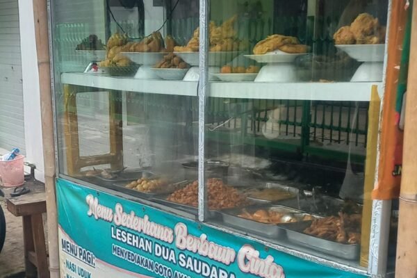 Kuliner Hemat di Lesehan Dua Saudara dengan Slogan “Menu Sederhana Berbaur Cinta”