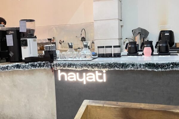Estetika Industrial Minimalis di Hayati Coffee Roaster: Tempat Kopi dan Inspirasi