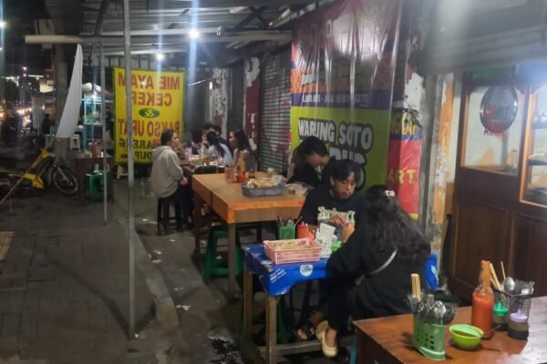 Kuliner Malam Jogja: Menikmati Sensasi Gurih Bakso Urat di Jl. Laksda Adisucipto