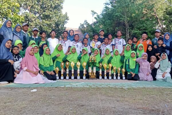 Borong 12 Trophy, MI Ma’arif Gandu Dinobatkan Sebagai Juara Umum PORSENI MI Ma’arif Ke II se-Ponorogo 2024