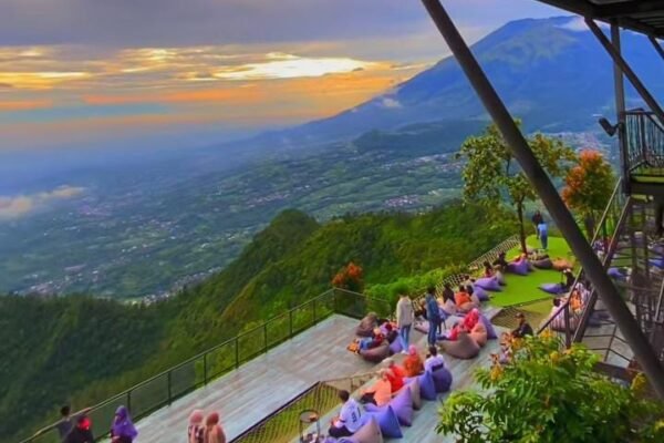 Triangle Sky Telomoyo: Wisata Instagramable di Pelukan Gunung