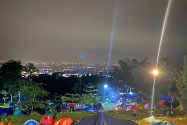 Tegal Klopo, Surga Kecil untuk Pecinta Camping dengan View Gunung dan City Light
