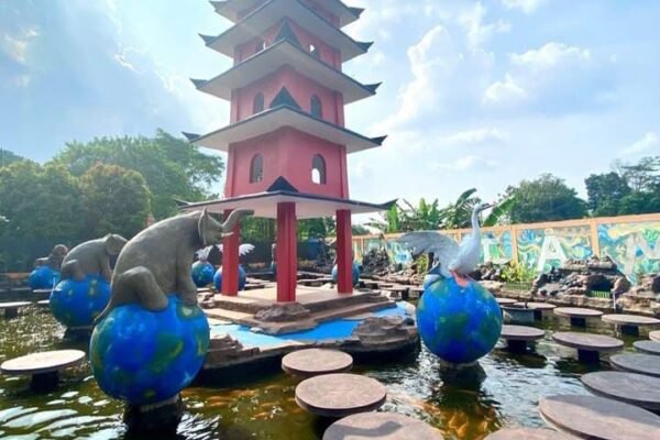 Wisata Keluarga di Kediri: Nikmati Kolam Indoor & Keindahan Surya Taman Wisata