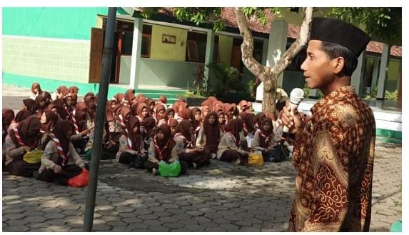 Tingkatkan Kepedulian Sosial di Bulan Ramadan 1446 H, MTs. Ma’arif Balong Laksanakan Zakat Fitrah di Lingkungan Madrasah