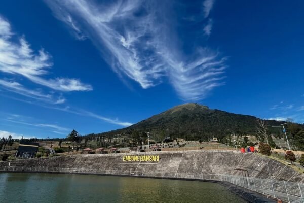 Embung Bensari: Destinasi Alam Eksotis dengan Panorama Gunung di Temanggung