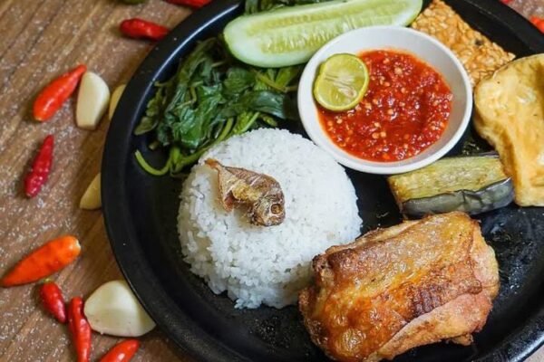 Nasi Tempong Mak Ros: Sensasi Pedas Khas Banyuwangi Kini Hadir di Ponorogo