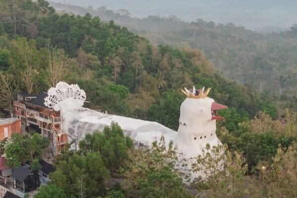 Bukit Rhema: Wisata Ikonik Magelang dengan Bangunan Unik Berbentuk Ayam