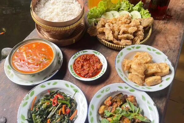 Nikmatnya Kebersamaan di Warung Yale-Yale: Surga Kuliner Keluarga di Ponorogo
