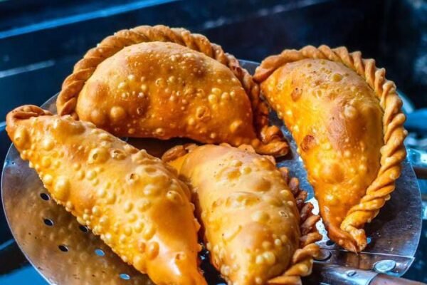 Pastel yang Punya Cerita: Lezatnya Djaya’s di Balik Lapisan Renyahnya
