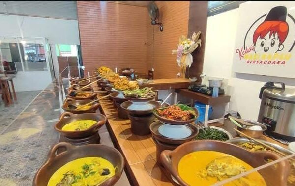 Nasi Kapau Bersaudara: Warisan Rasa Minangkabau yang Menggoda di Tengah Kota Reog