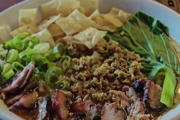 Pecinta Daging Wajib Coba! Mie Plus Sapi Sajikan Perpaduan Mie dan Sapi Asap yang Bikin Nagih