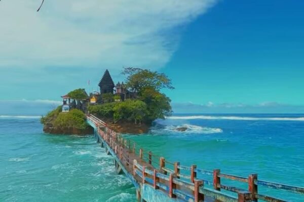 Keindahan Pantai Balekambang: Harmoni Laut, Pura, dan Jembatan Bersejarah